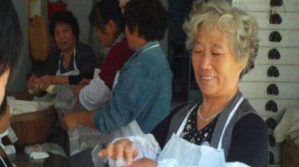 杭州女子愛心饅頭不再送，只因人們實(shí)在太貪婪！