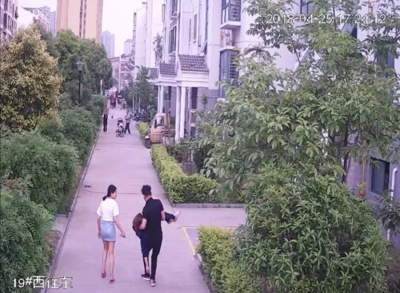 李芳跳下后，張軍和室友下樓匆忙送李芳去醫(yī)院。受訪者供圖