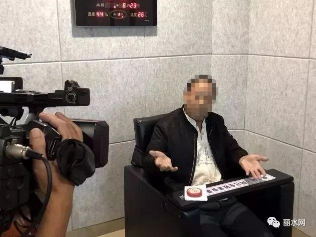 此案犯罪嫌疑人潘某勇，正在回答審訊警官和現場記者的提問。