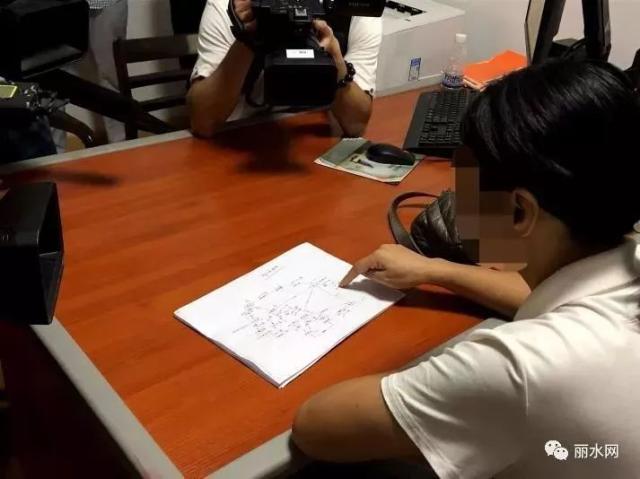 此案犯罪嫌疑人石某琴，用警方繪制的關系網，進一步向記者說明此案經過。